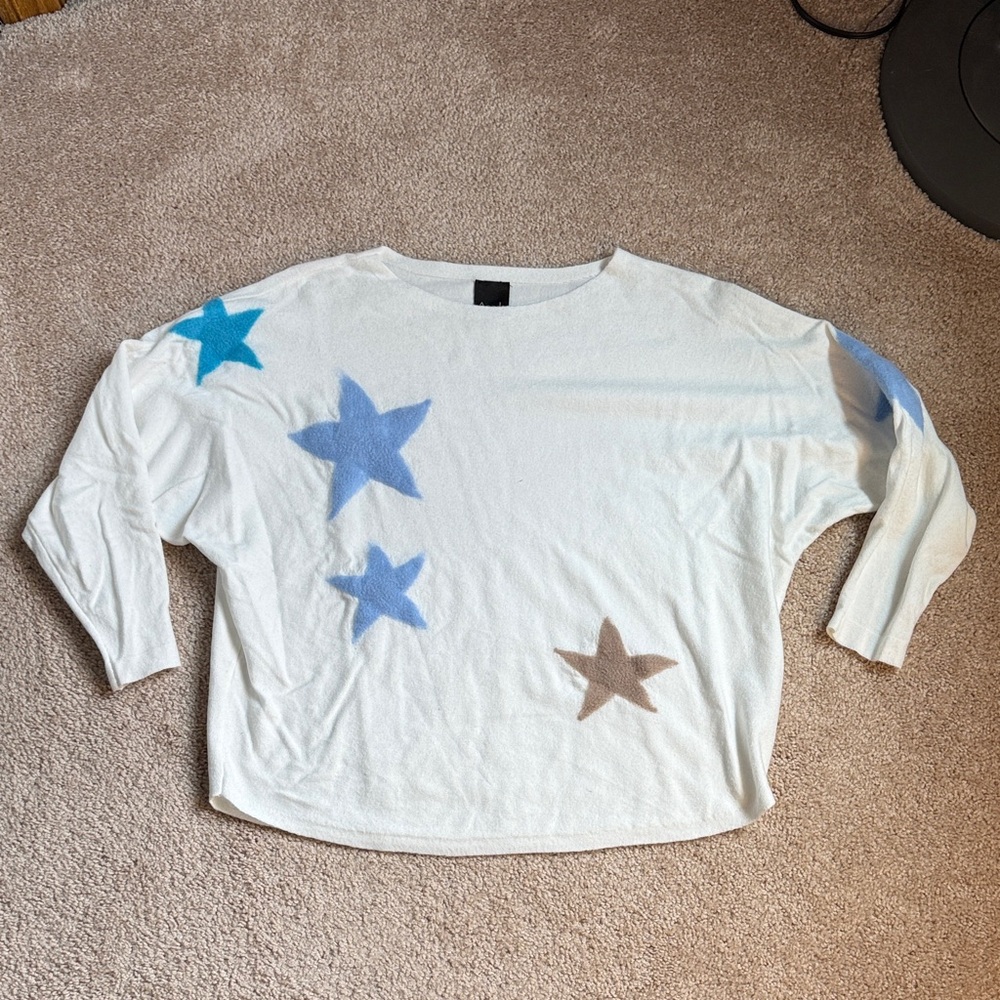 Aaeda White Star Pattern Long Sleeve Sweater. Size Small